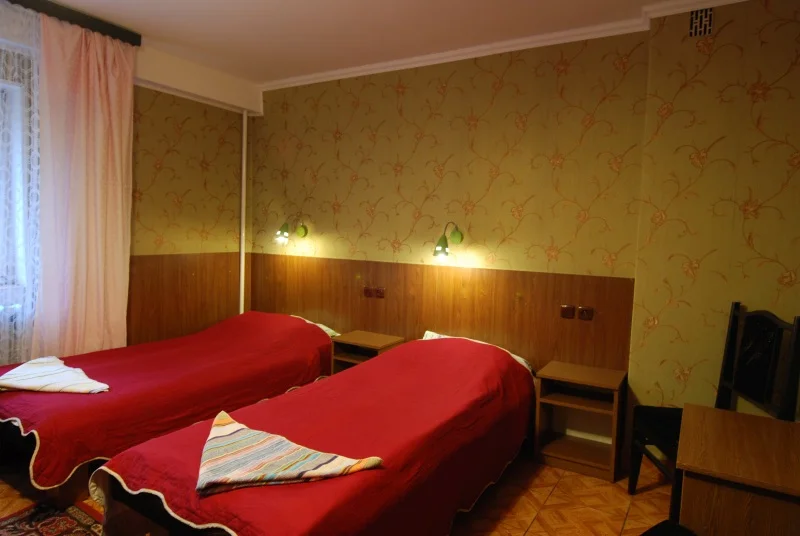 Doppelzimmer mit roten Tagesdecken
