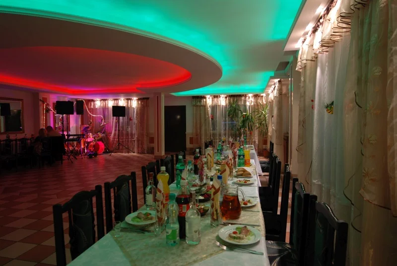 Restaurant vorbereitet für eine Abendfeier