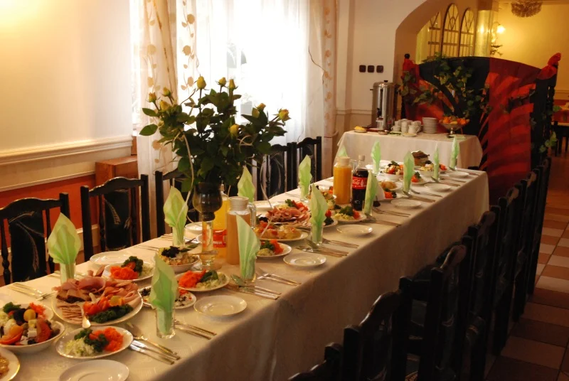 Gedeckter Tisch für eine Feier im Restaurant