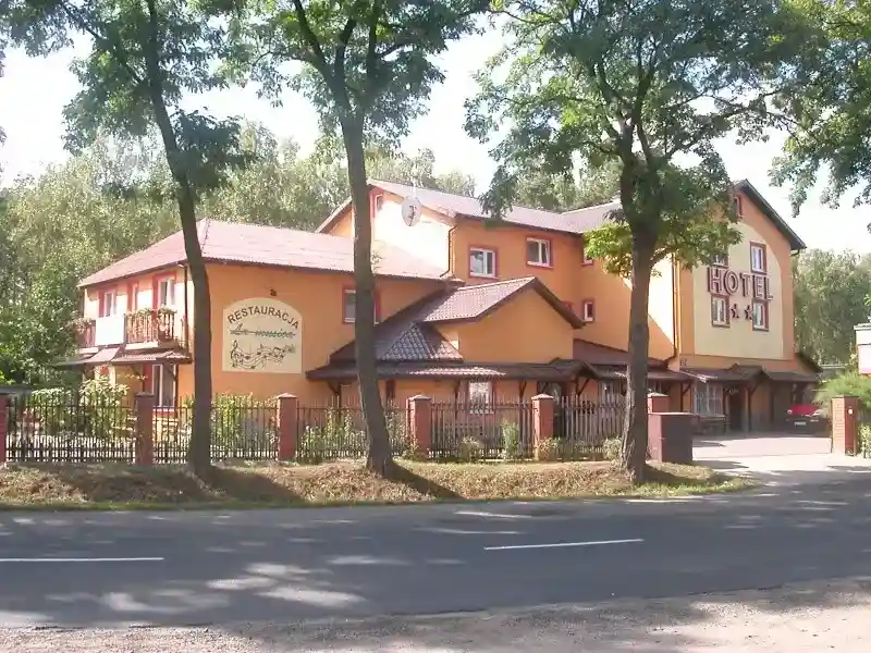 Hotel La-Musica von der Straße aus gesehen