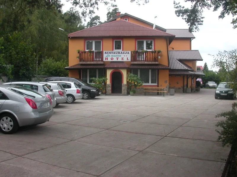 Hotelgebäude und Parkplatz